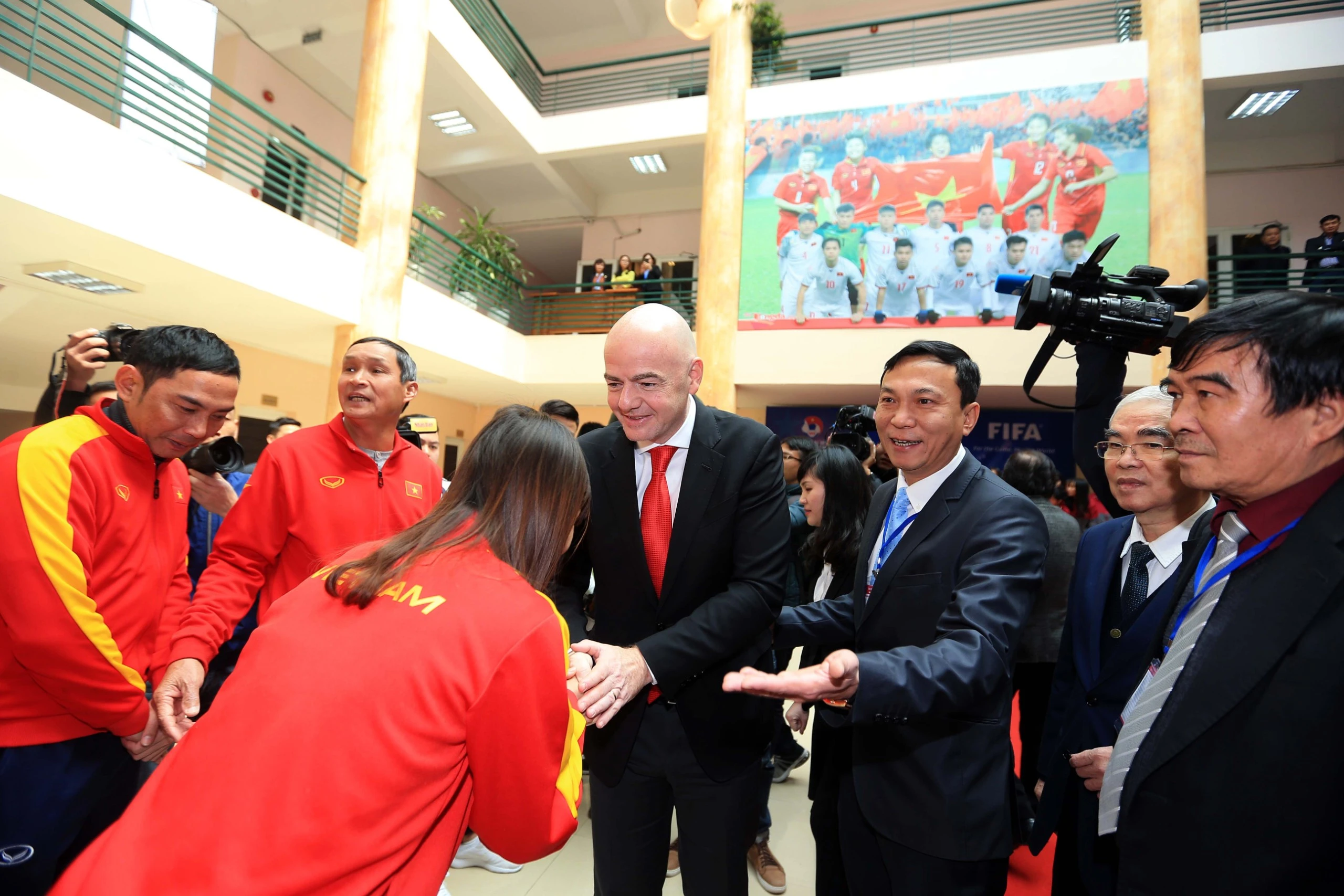 Chủ tịch FIFA, ông Gianni Infantino đến thăm trụ sở Liên đoàn Bóng đá Việt Nam vào năm 2018, trong chuyến thăm dải đất hình chữ S đầu tiên của ông. (Ảnh: VFF)