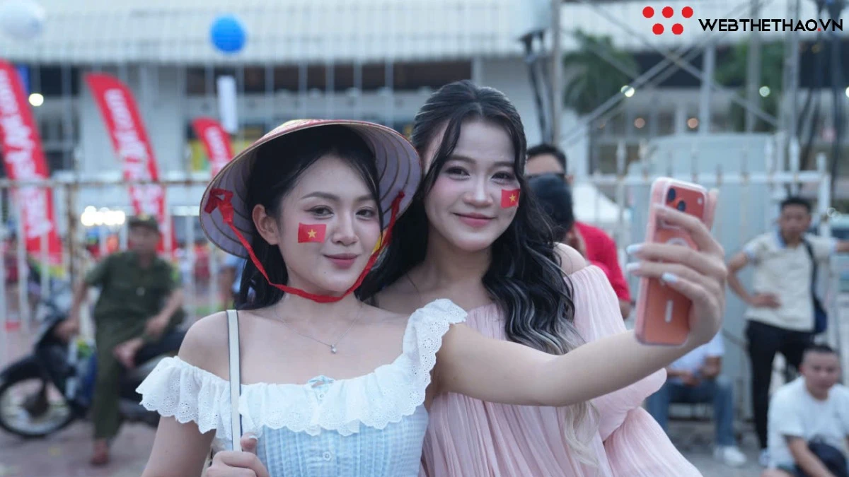 CĐV Việt Nam nhuộm đỏ Mỹ Đình, sẵn sàng tiếp lửa cho chủ nhà