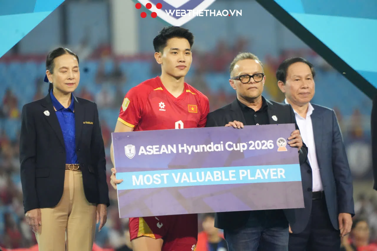 Đình Bắc nhận danh hiệu Cầu thủ xuất sắc nhất