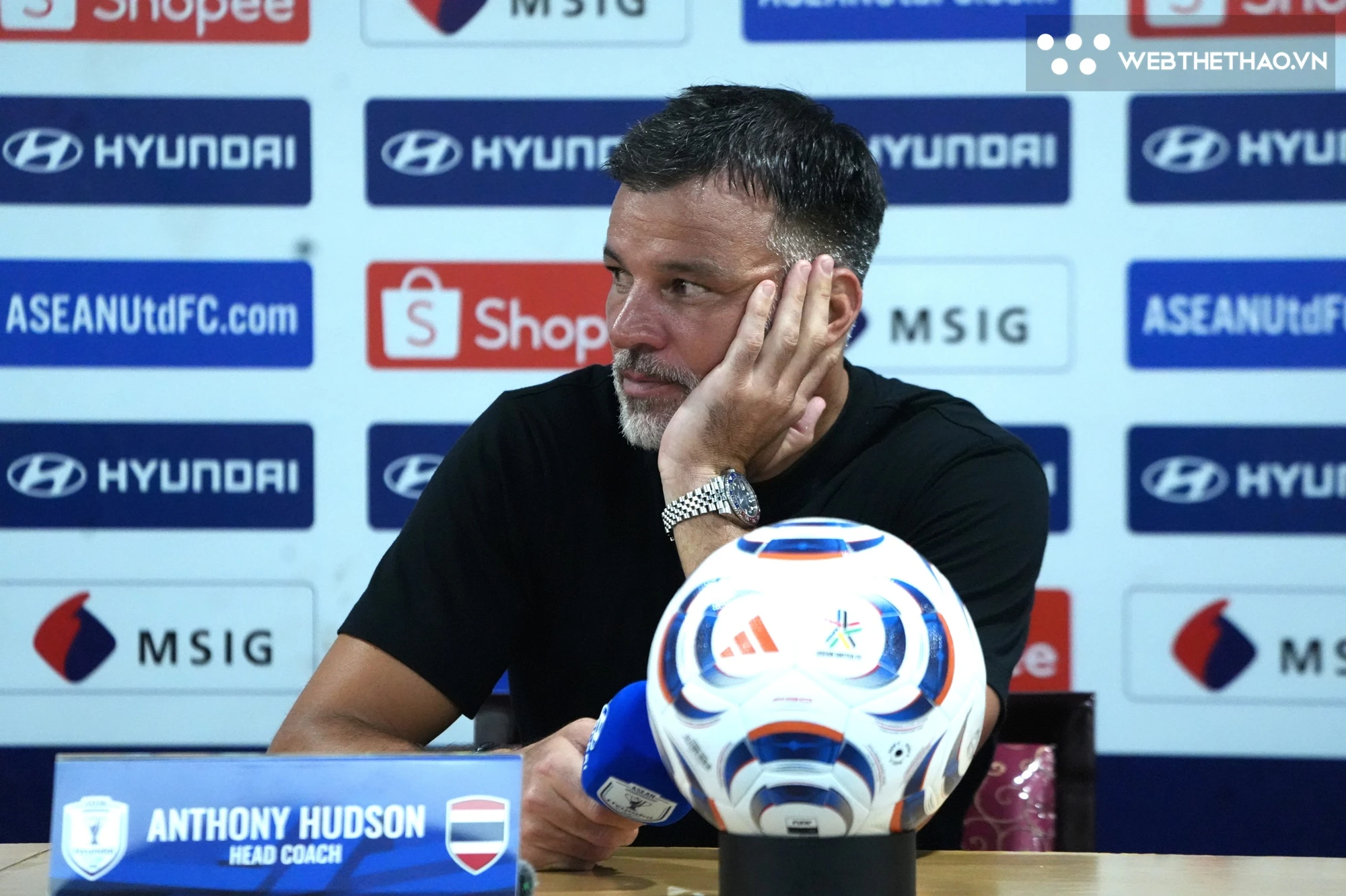 HLV Anthony Hudson tỏ vẻ chán chường ở họp báo sau trận đấu. Ảnh: Trần Khánh