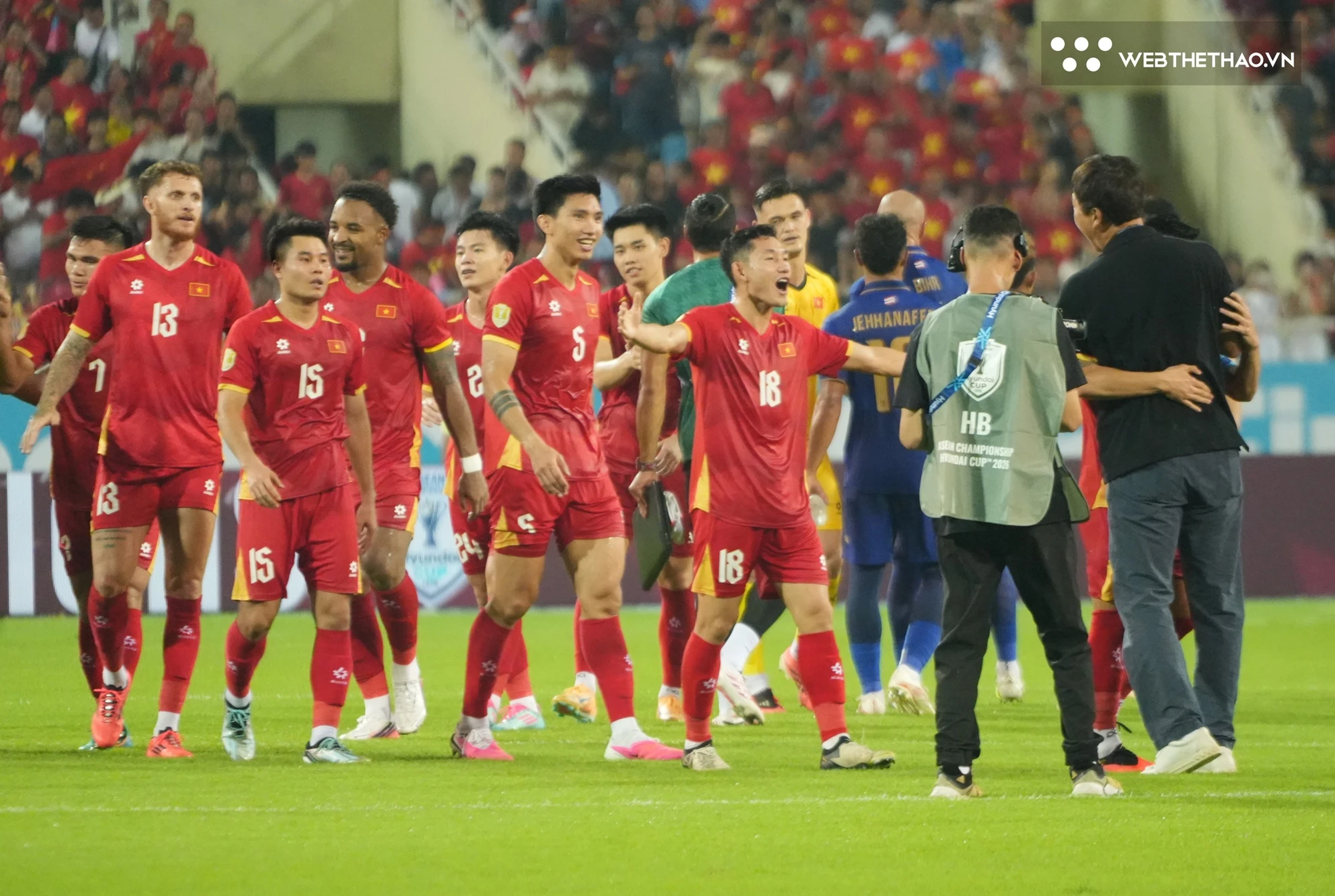 HLV Kim Sang Sik giàu tình cảm cùng các học trò. Ảnh: Trần Khánh
