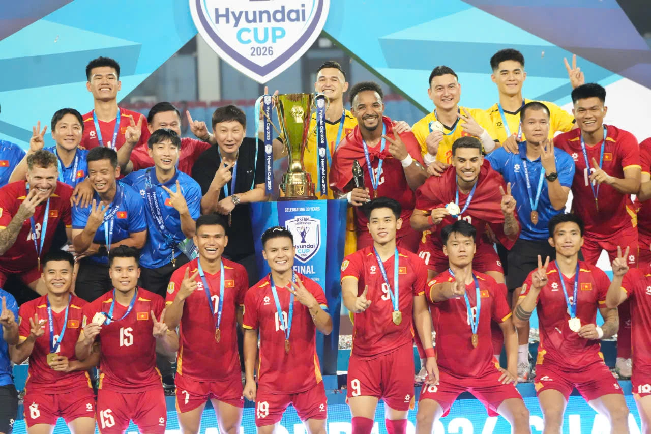 Kim Sang-sik cùng các học trò trong lễ ăn mừng chức vô địch ASEAN Cup 2026 (Ảnh: Trần Khánh)