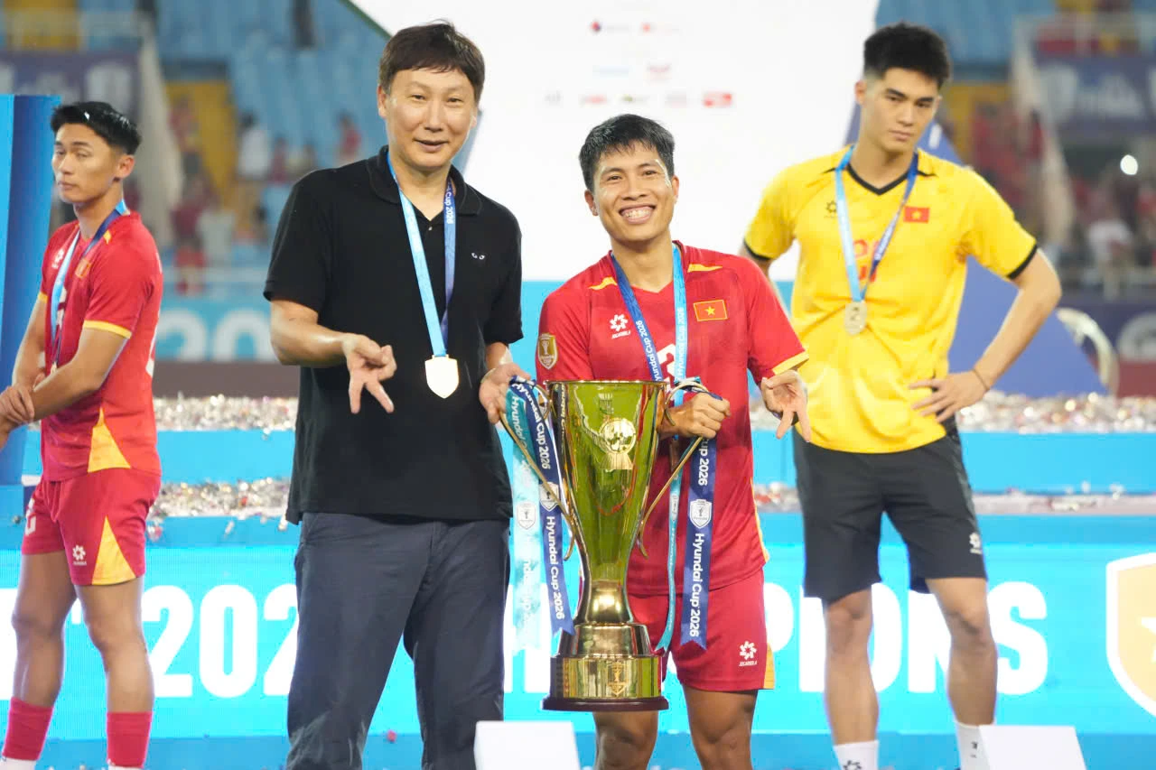 Kim Sang-sik với chiếc cúp vô địch ASEAN Cup thứ hai liên tiếp (Ảnh: Trần Khánh)