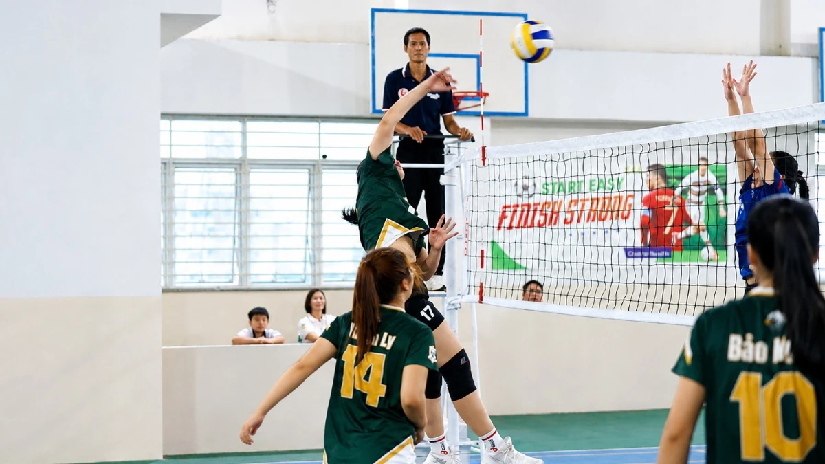 Đại học Kinh tế TP.HCM tận dụng sai lầm đối thủ