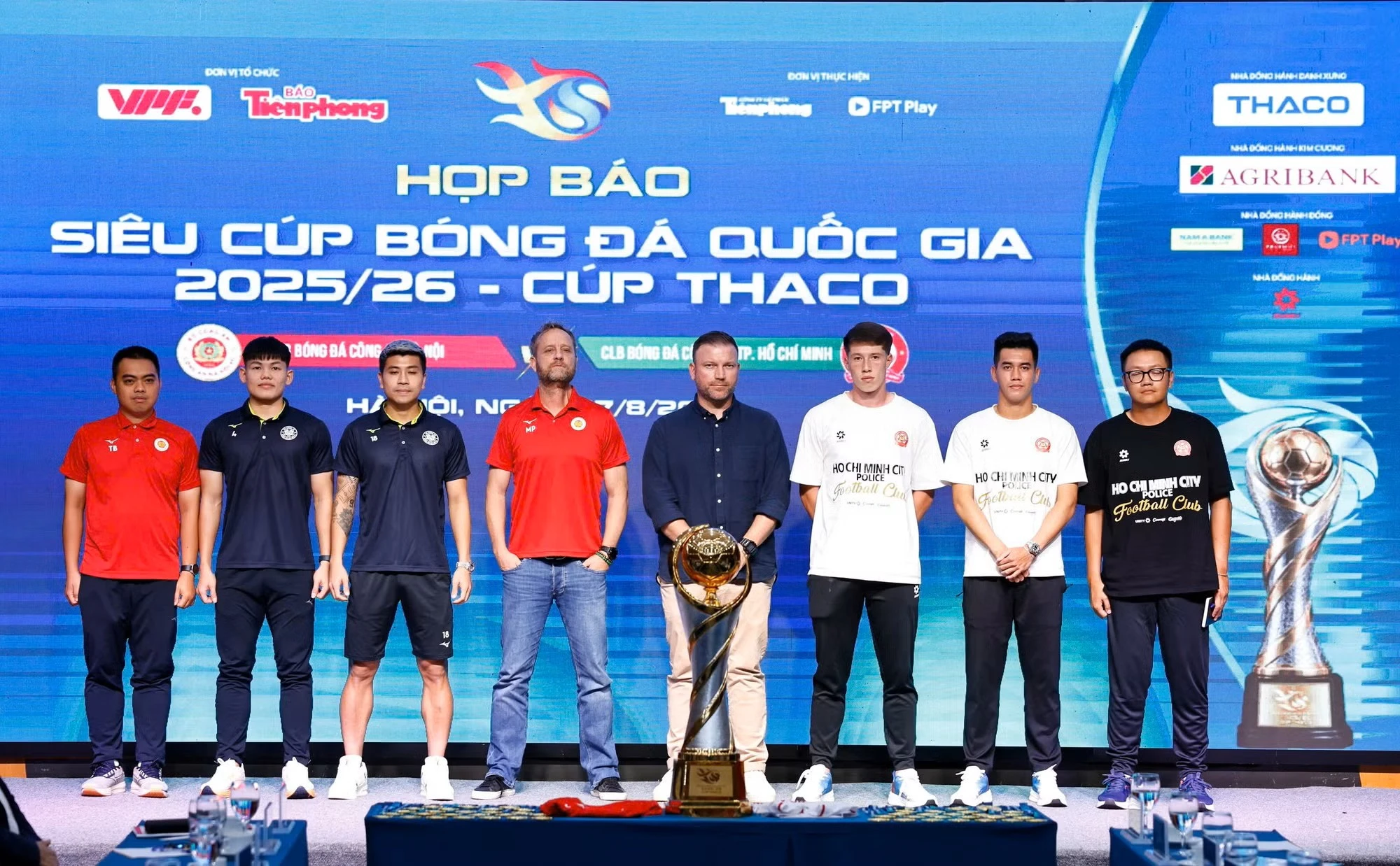 HLV và cầu thủ hai đội ở buổi họp báo trận đấu. Ảnh: BTC