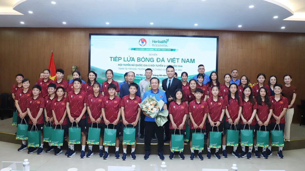 Tuyển nữ Việt Nam nhận sự động viên trước ngày lên đường tham dự ASIAD 2026. Ảnh: VFF