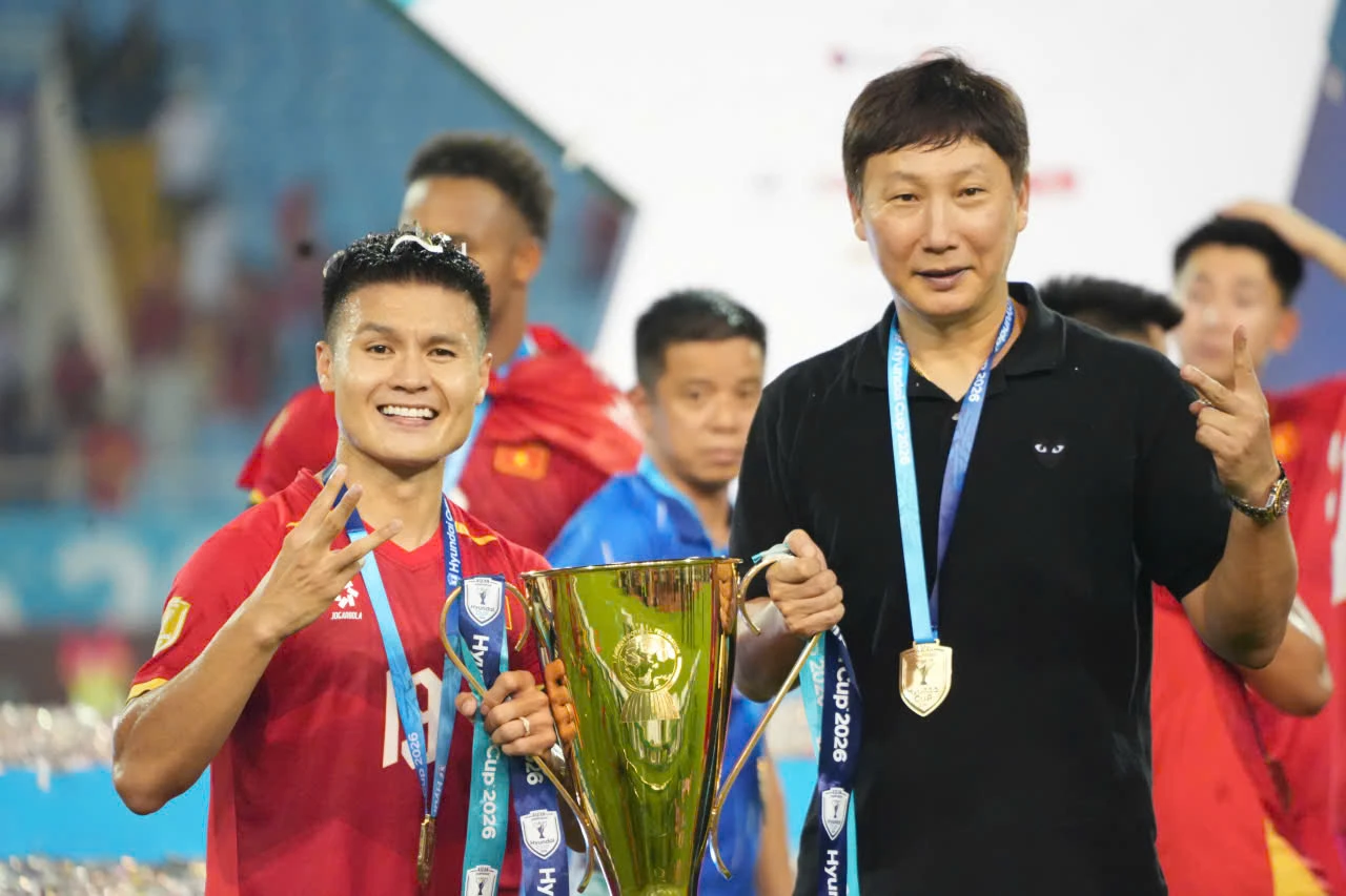 Quang Hải với chiếc cúp vô địch ASEAN Cup 2026 cùng HLV Kim Sang-sik (Ảnh: Trần Khánh)