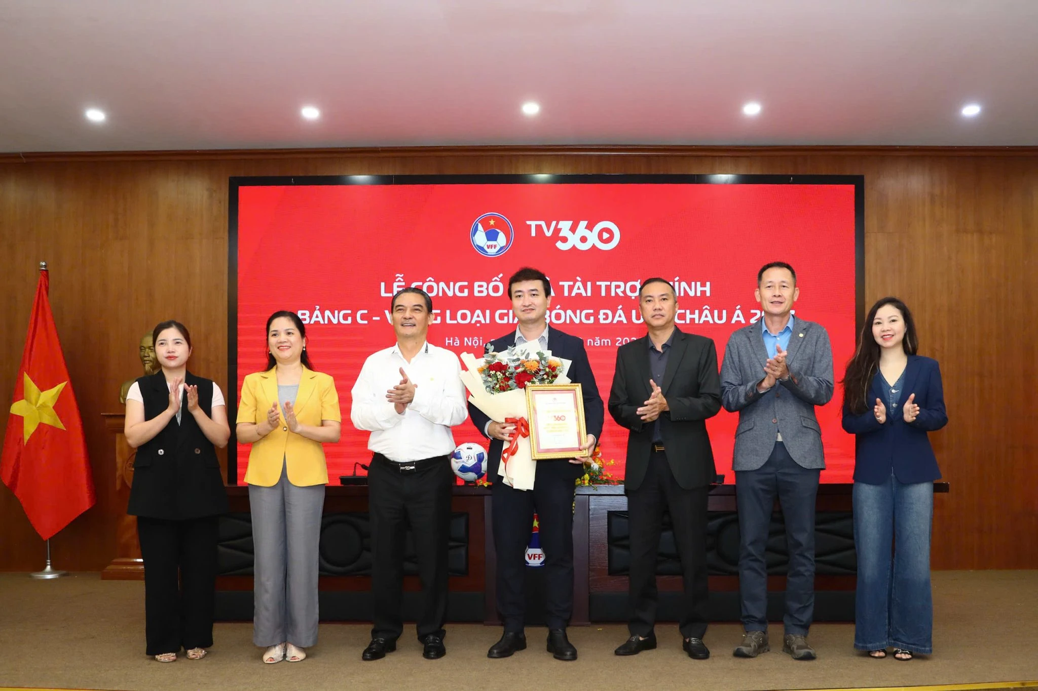 Lãnh đạo VFF trao bảng danh vị và hoa cho đại diện Viettel Telecom. Ảnh: VFF