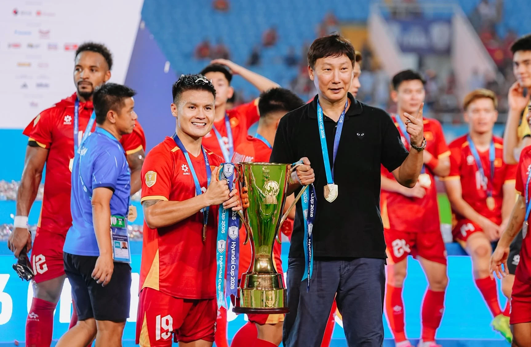 HLV Kim Sang Sik đặt niềm tin trao băng đội trưởng cho Quang Hải. Ảnh: CAHNFC
