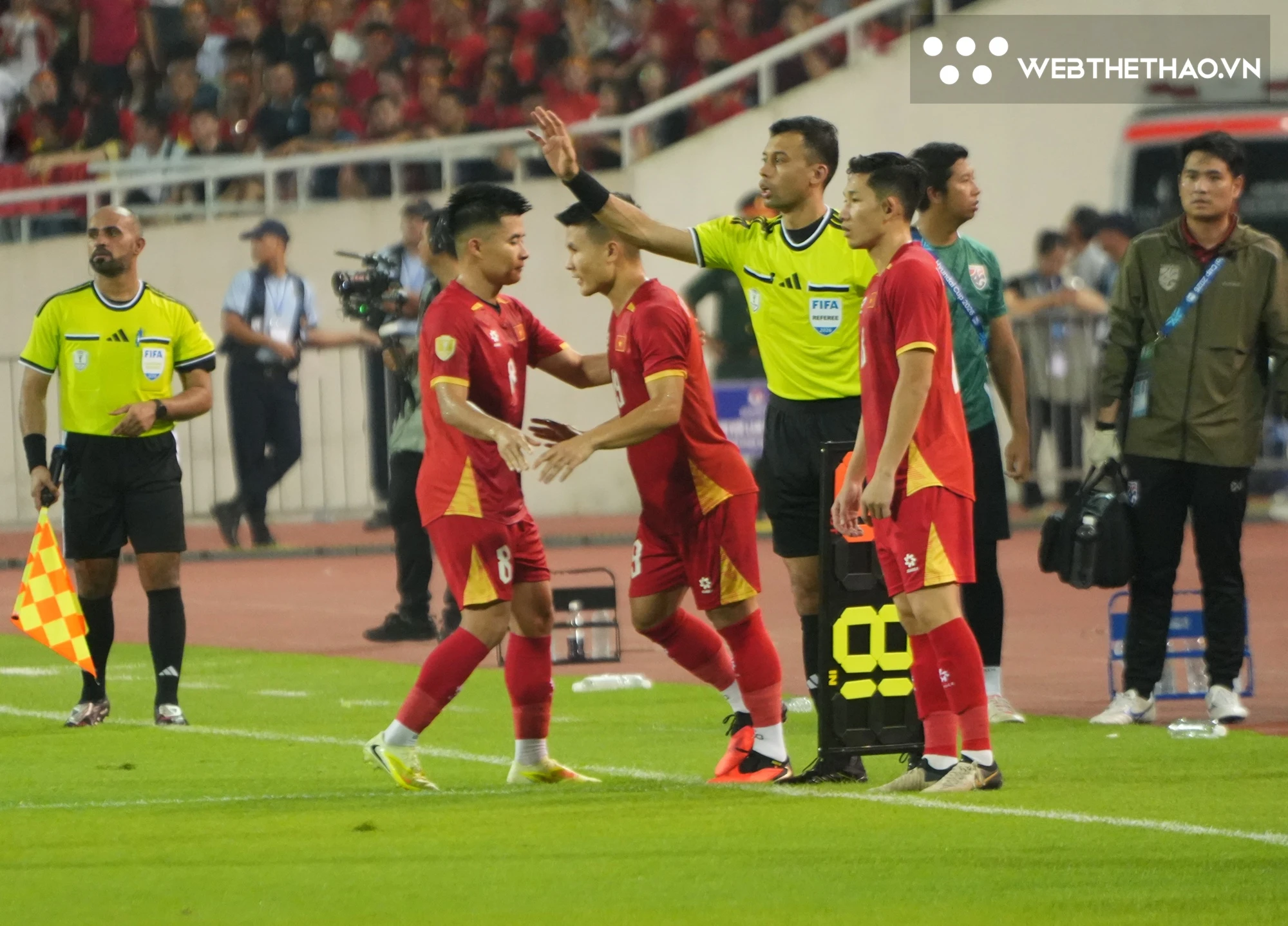 Quang Hải thường vào sân thay Lê Phạm Thành Long. Ảnh: Trần Khánh