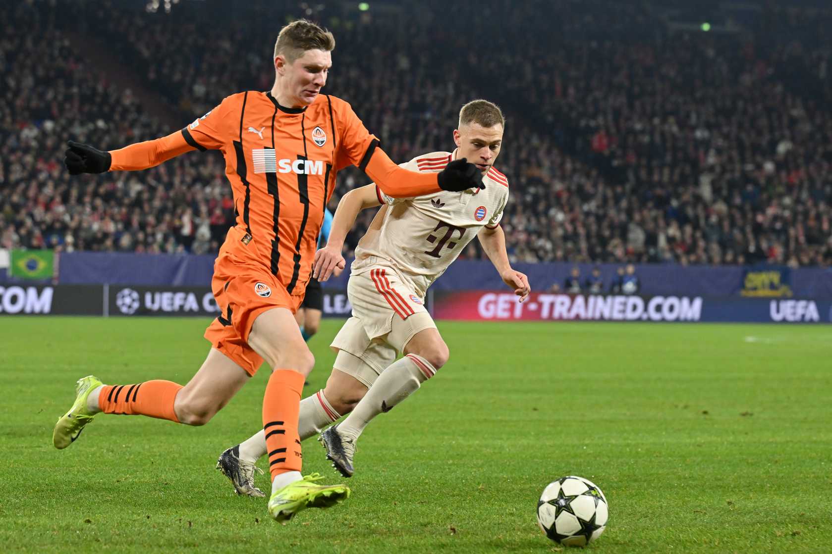Bondarenko (trái) đã phải liên tiếp nếm trải bức tường đẳng cấp tại Champions League, khi không có nổi 1 bàn hay 1 kiến tạo nào sau 20 lần ra sân ở đấu trường này.