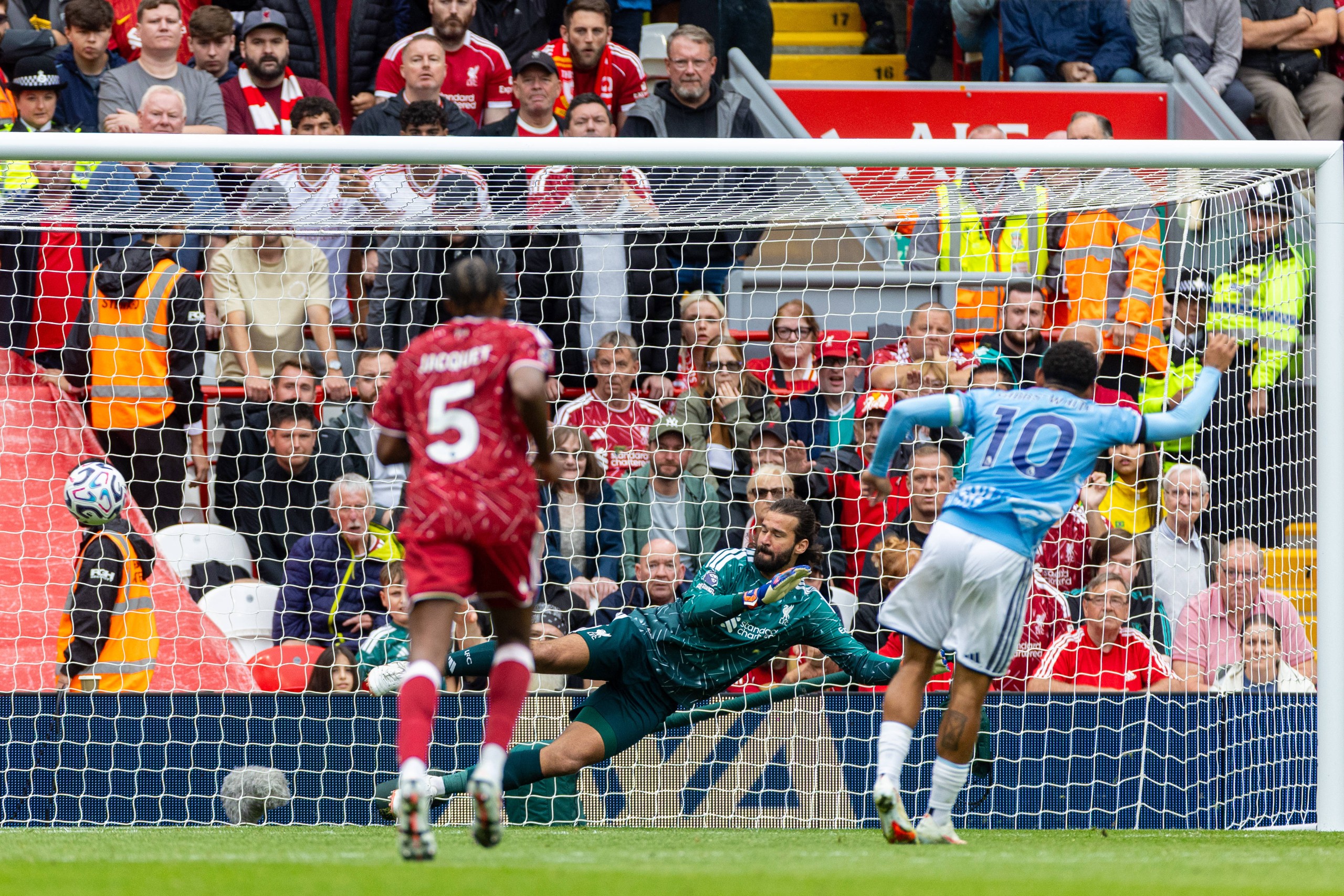 Alisson bị đánh bại trên chấm phạt đền trong trận Liverpool hoà Nottingham (Ảnh: x.com)