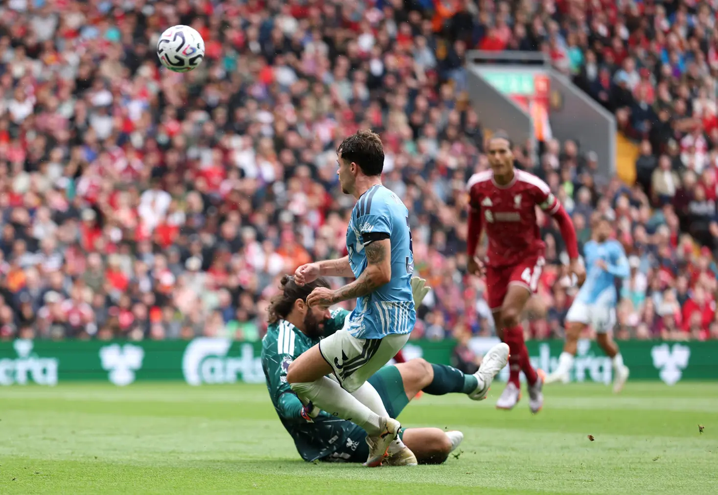Alisson va chạm với Williams dẫn tới quả phạt đền mà Liverpool phải chịu (Ảnh: Getty)