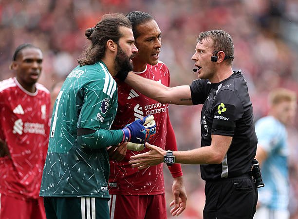 Các cầu thủ Liverpool phản đối quyết định thổi phạt đền của trọng tài (Ảnh: x.com)