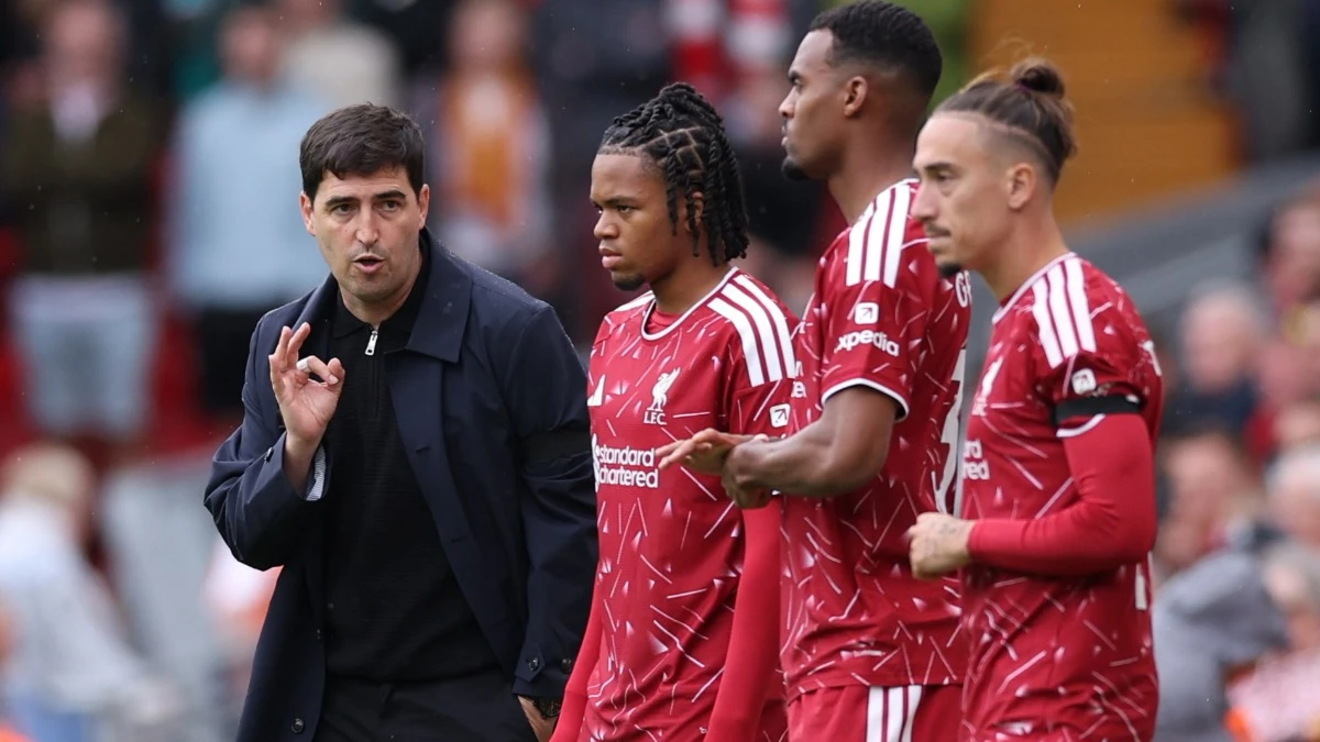 Liverpool bị phạt đền trước Nottingham do... bảng điện tử thay người trục trặc?