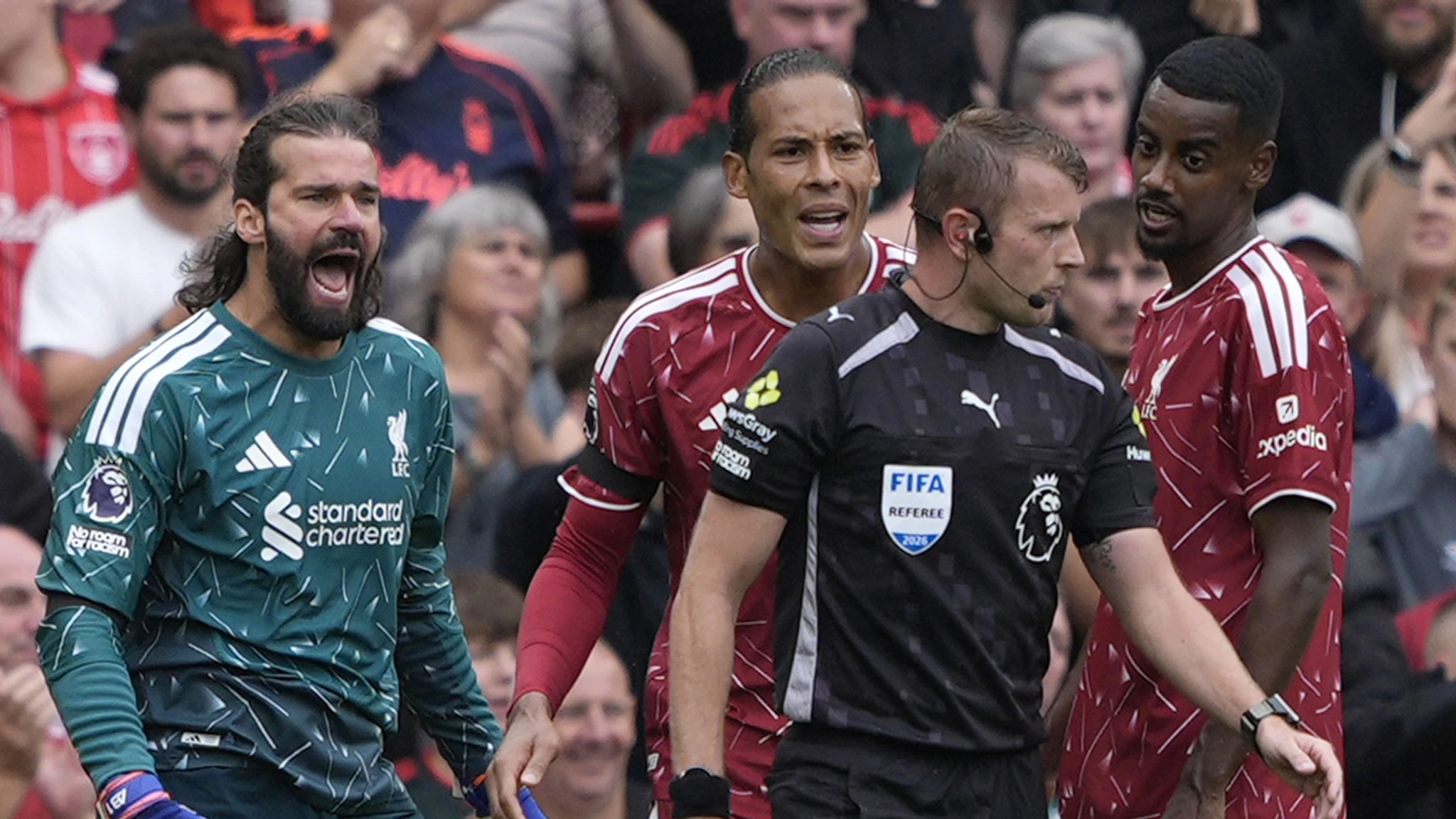 Các cầu thủ Liverpool phản đối trọng tài thổi phạt đền (Ảnh: Sky Sports)