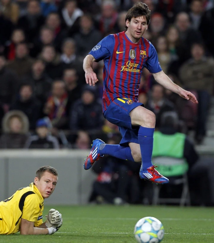 Messi của Barcelona ghi bàn thắng thứ tư vào lưới thủ môn Bernd Leno của Bayer Leverkusen ở Champions League (Ảnh: Reuters)