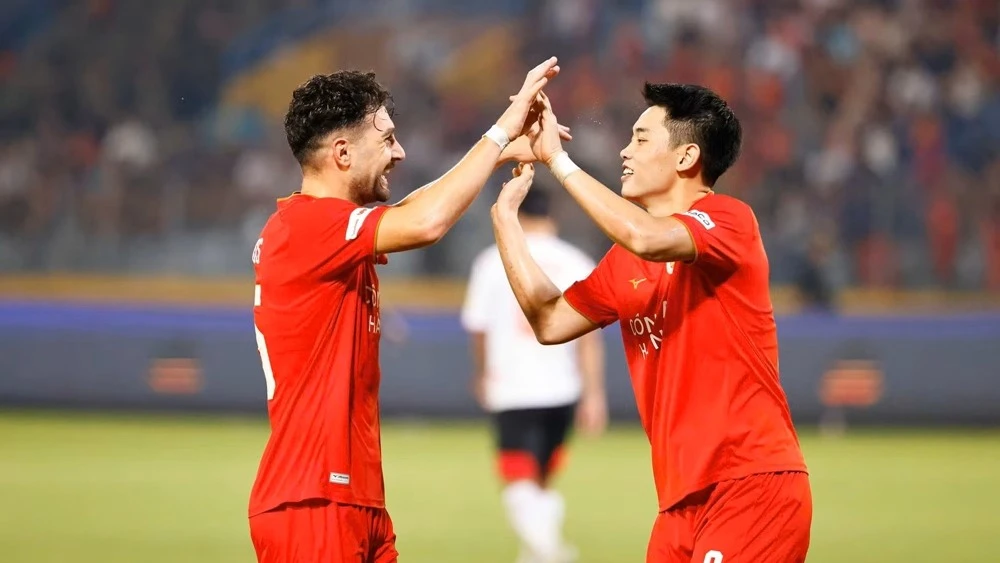 4 ngày sau chức vô địch ASEAN Cup, Đình Bắc lại ghi bàn và nâng cúp
