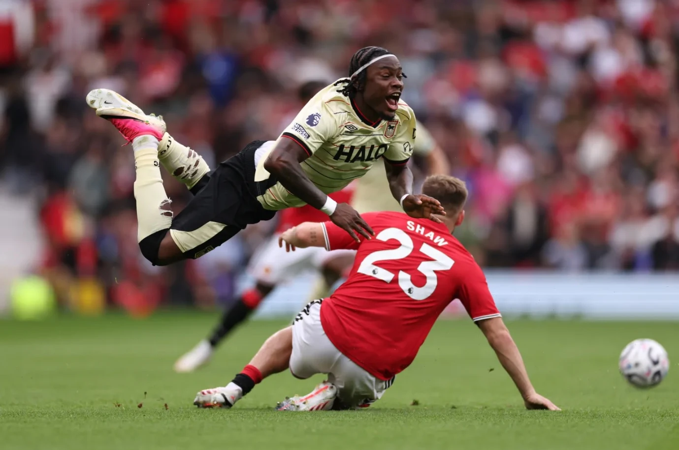 Vị trí hậu vệ trái cần được MU củng cố sau khi Luke Shaw bị Fatawu vượt qua dễ dàng dẫn đến bàn thắng mở tỷ số 1-0 (Ảnh: Getty)