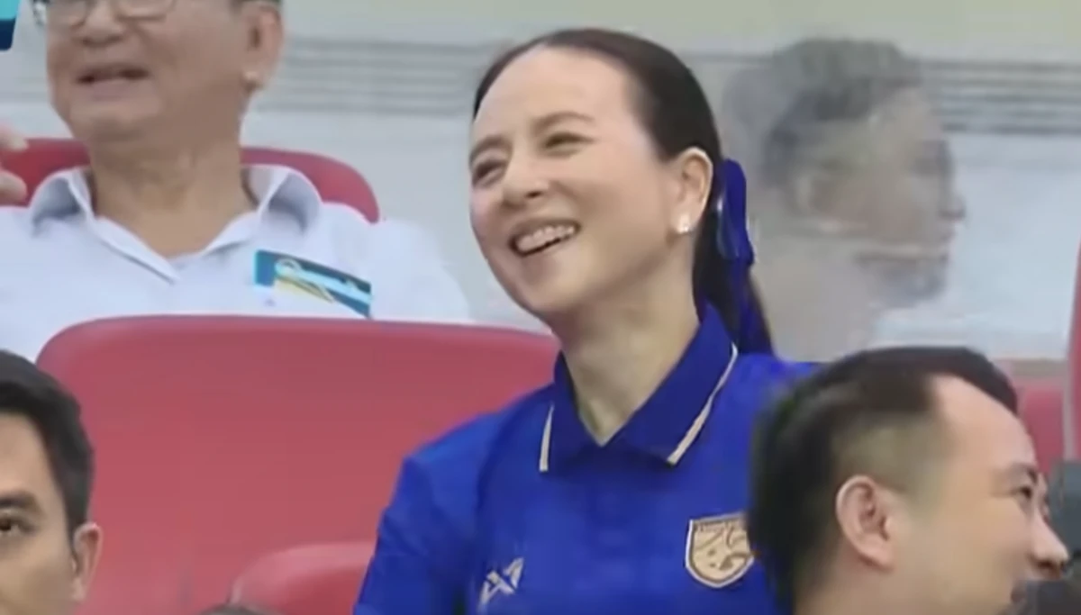 Nụ cười của Madam Pang khi Kakana sút hỏng phạt đền. Ảnh chụp màn hình