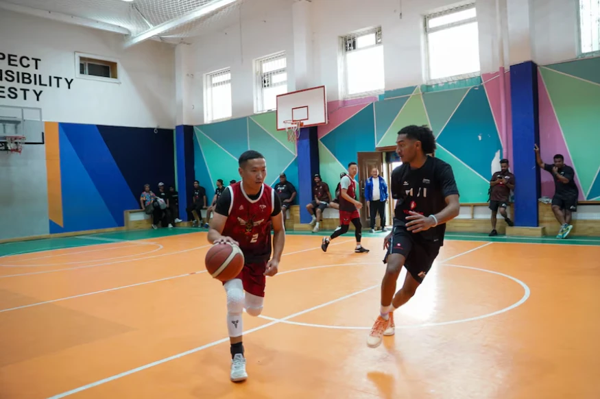 Không thể cạnh tranh với rugby, bóng rổ Fiji vẫn còn chỉ ở mức bán chuyên và phải chật vật tìm chỗ đứng.