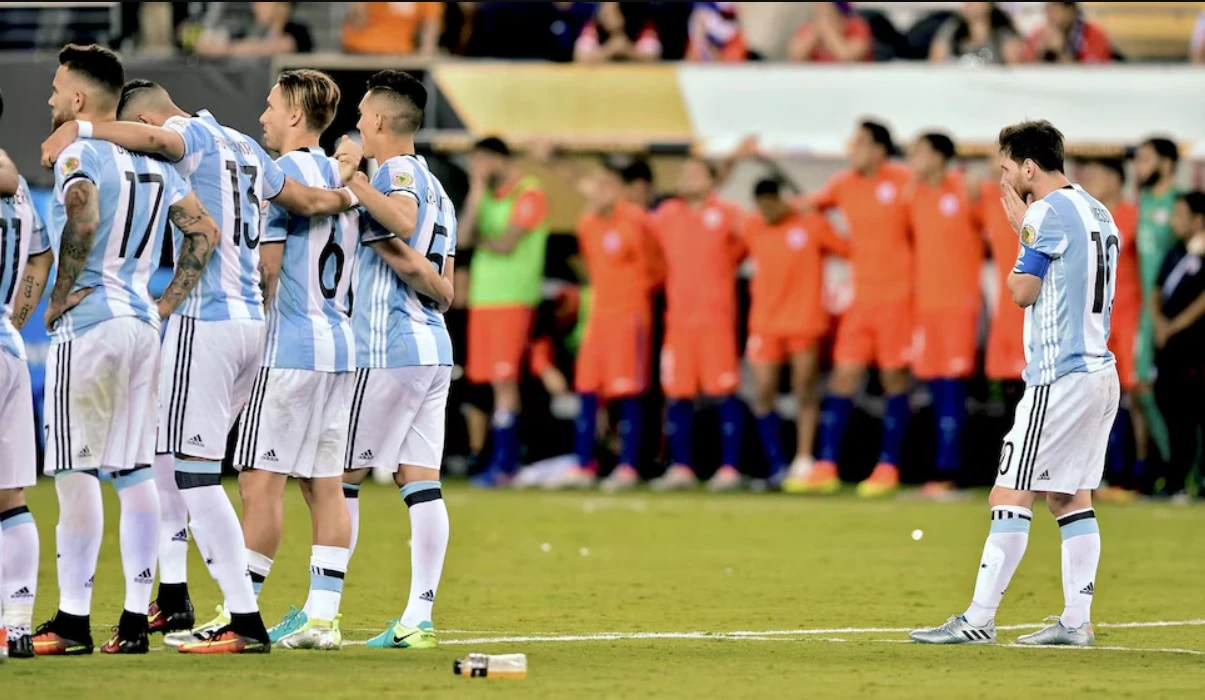 Messi trải qua nỗi thất vọng tại Copa America 2016 (Ảnh: AFP)