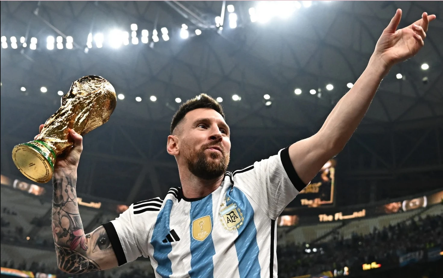 Messi ăn mừng sau khi dẫn dắt Argentina giành chức vô địch World Cup 2022 (Ảnh: Getty Images)