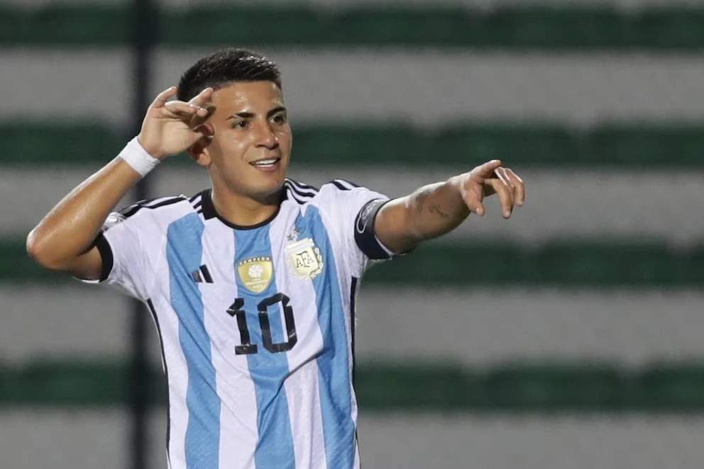 Almada từng nhiều lần mặc áo số 10 của Messi ở đội tuyển (Ảnh: getty)