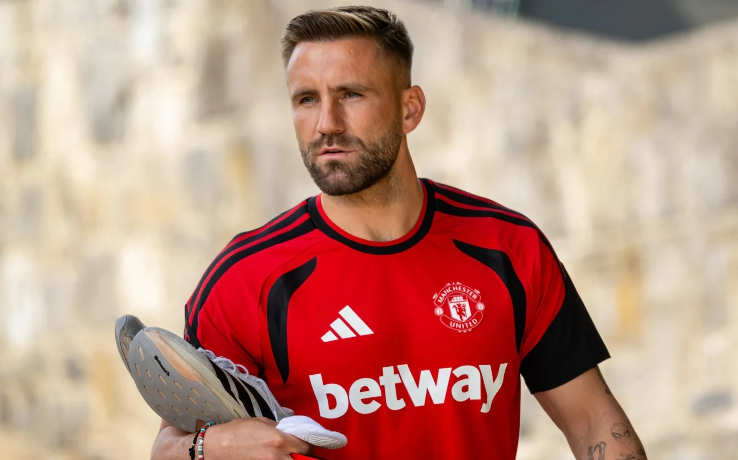 MU đang đặt nhiều kỳ vọng vào việc Luke Shaw, một cầu thủ đã lớn tuổi, sẽ duy trì được thể trạng tốt (Ảnh: Manchester United)