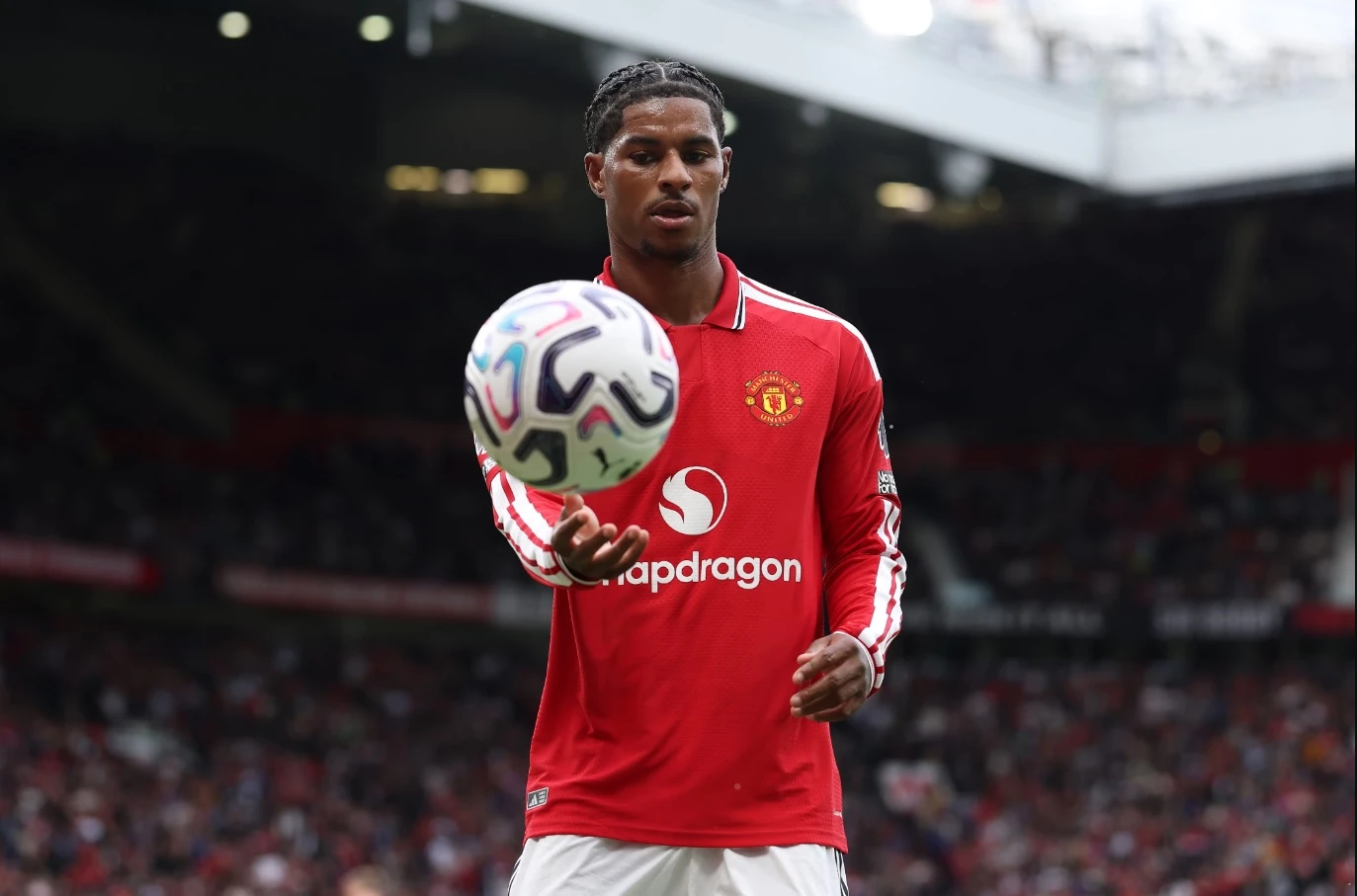 MU đành phải sử dụng Rashford sau khi không thể chuyển nhượng tiền đạo này (Ảnh: Independent)