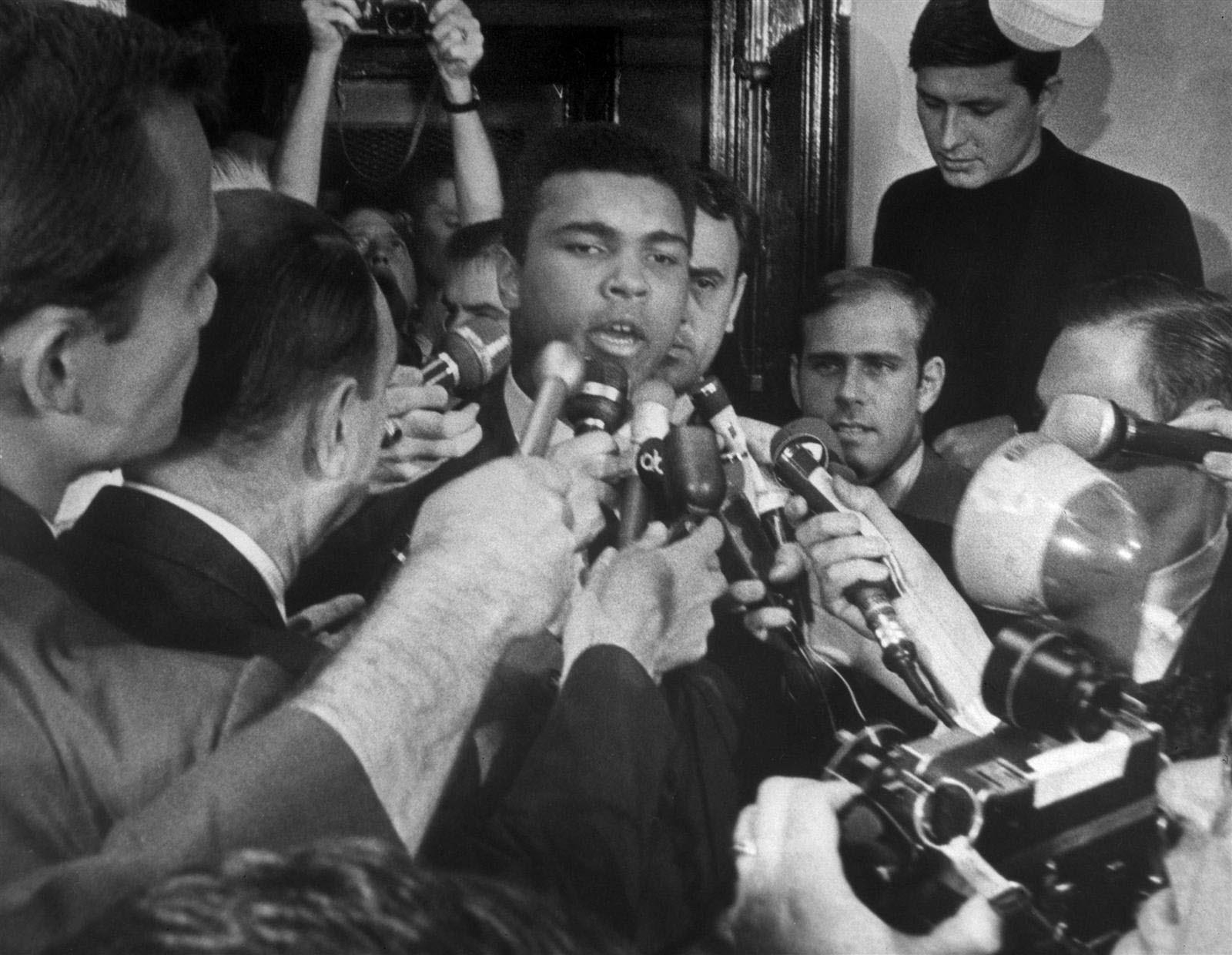 Năm 1967 Muhammad Ali chấp nhận việc bị cấm thi đấu và mất đai để từ chối nhập ngũ tham gia chiến tranh Việt Nam