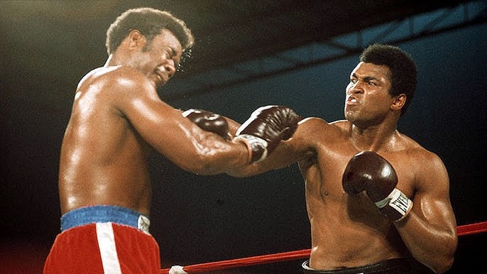 “The Greatest” Muhammad Ali *Bên phải* bị đánh giá thấp hơn do tuổi tác cũng như chậm chạp hơn sau quãng thời gian bị cấm thi đấu