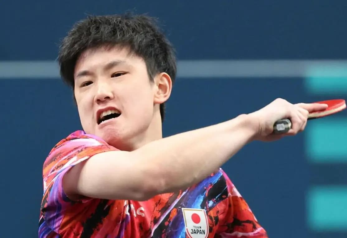 Harimoto Tomokazu không chỉ sở hữu backhand mạnh mẽ, anh còn vận hành nó như một hệ thống bẫy có cấu trúc 3 bước rõ ràng (Ảnh: WTT)