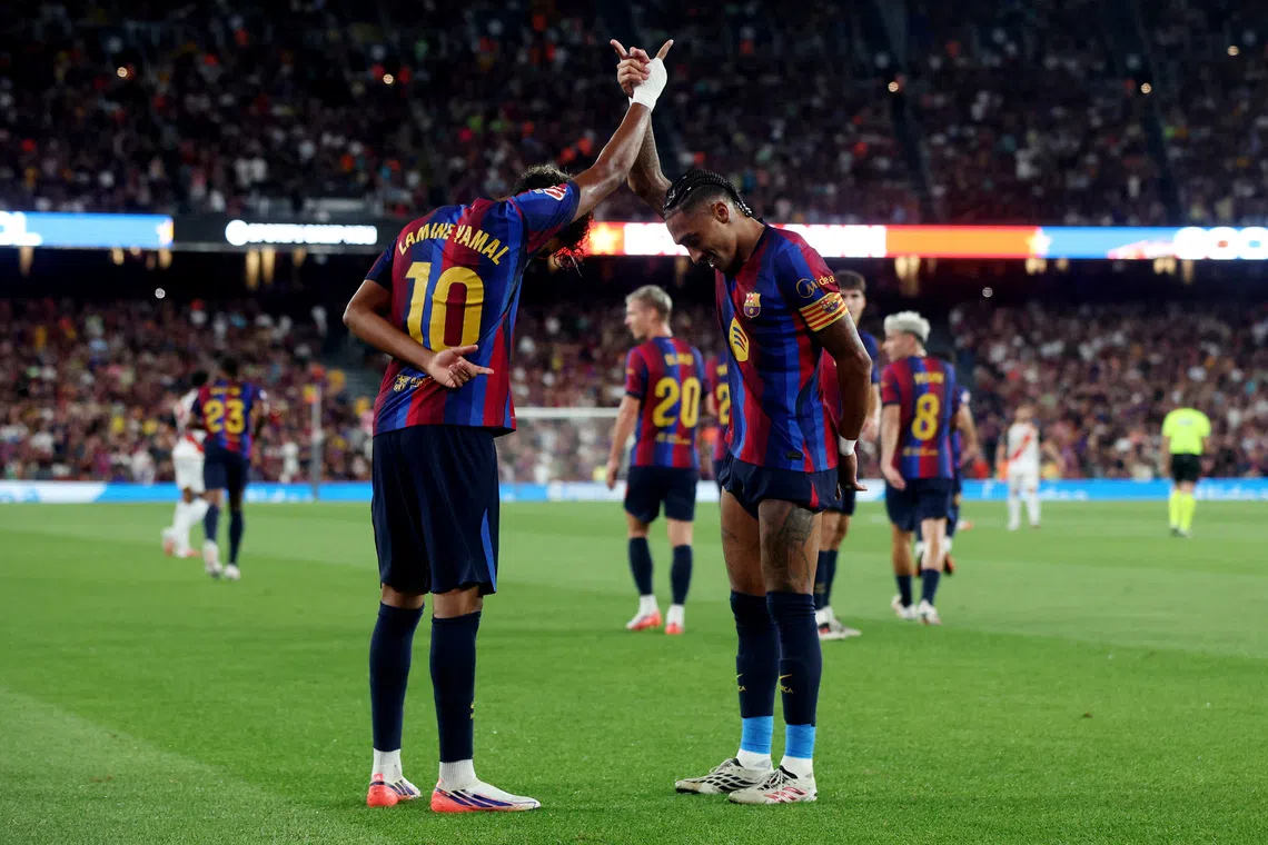 Raphinha đã biến thành "số 9" cực kỳ lợi hại cho Barca (Ảnh: Getty)