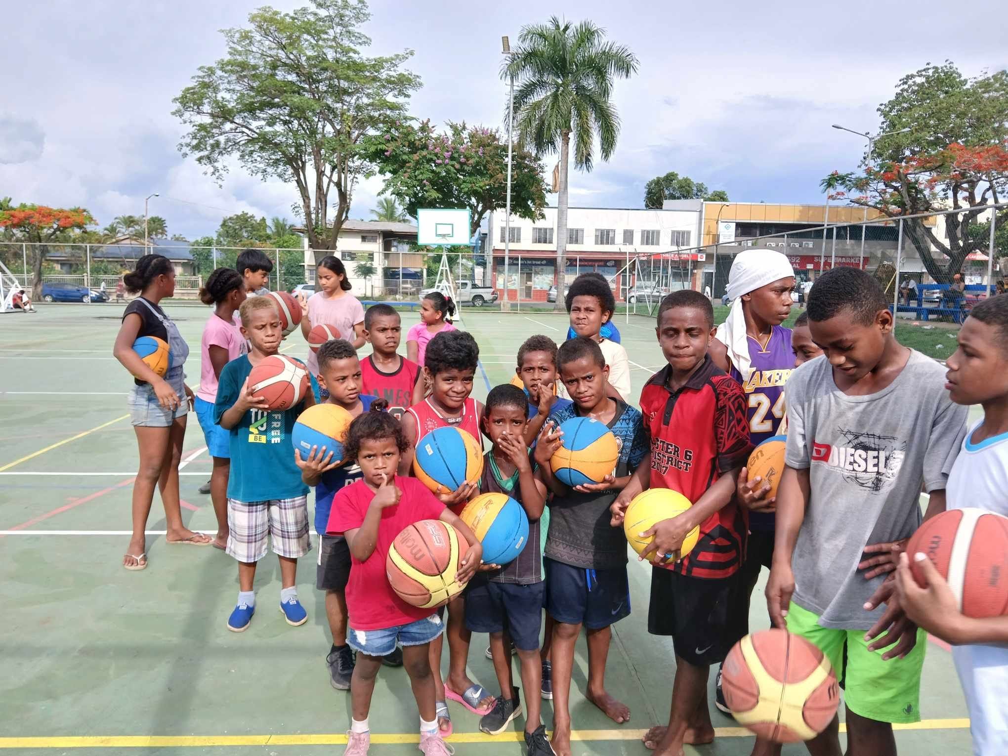 Để bóng rổ Fiji có thể sống sót, đó là mồ hôi, nước mắt và công sức của rất nhiều con người chung tay vì cộng đồng. (Ảnh: Basketball Fiji)