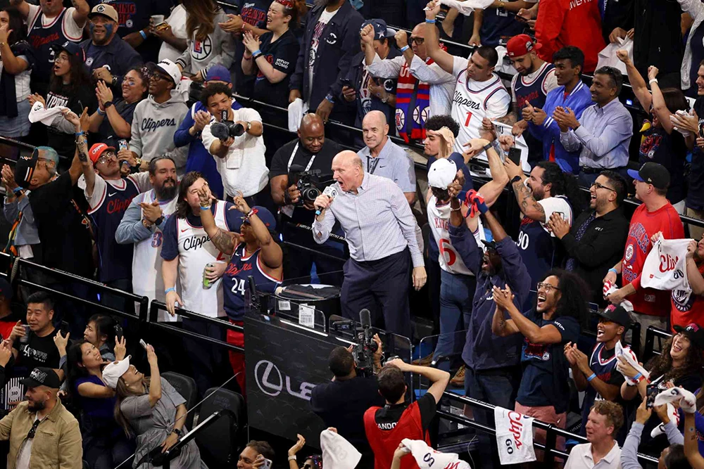 Hình ảnh ông chủ tỷ phú của LA Clippers hoà vào các CĐV đội bóng để hò hét cổ vũ sẽ không còn trong vòng 1 năm tới. Ảnh: LA Clippers