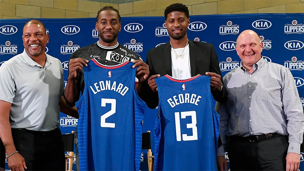 Ông Steve Ballmer (rìa phải) trong buổi lễ ra mắt bộ đôi ngôi sao Kawhi Leonard và Paul George cách đây 7 năm. Ảnh: LA Clippers