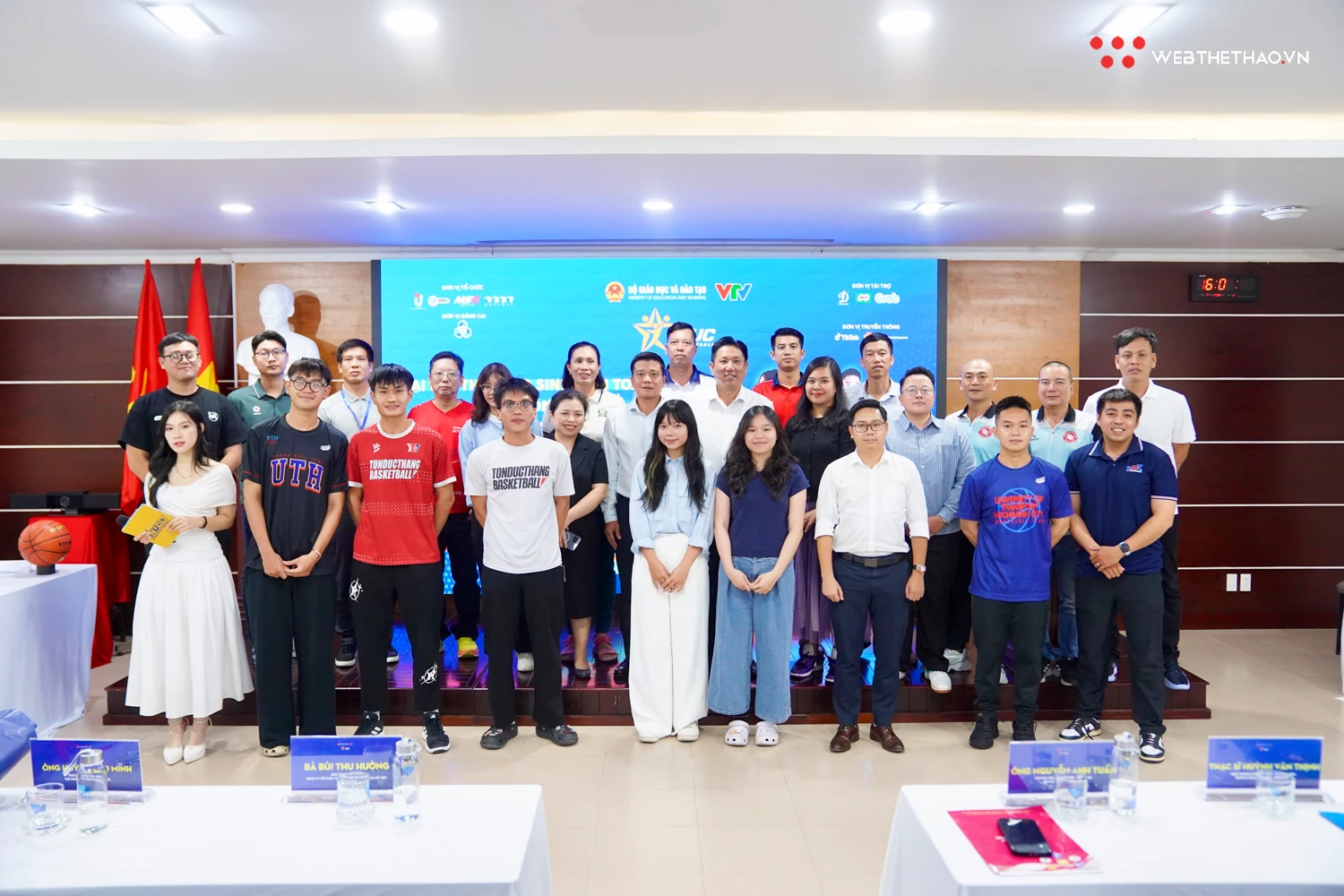 Đại biểu cùng đại diện các trường và đội bóng chụp ảnh lưu niệm. Ảnh: Việt Long