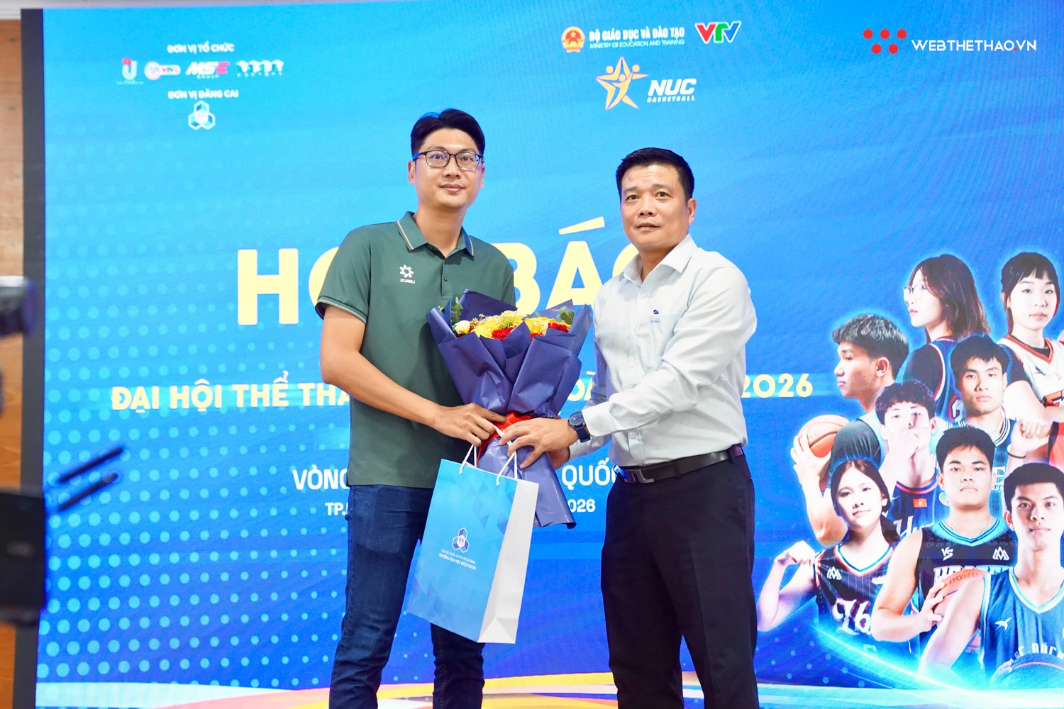 Đại diện Ban tổ chức trao hoa và quà cho nhà tài trợ Động Lực. Ảnh: Việt Long