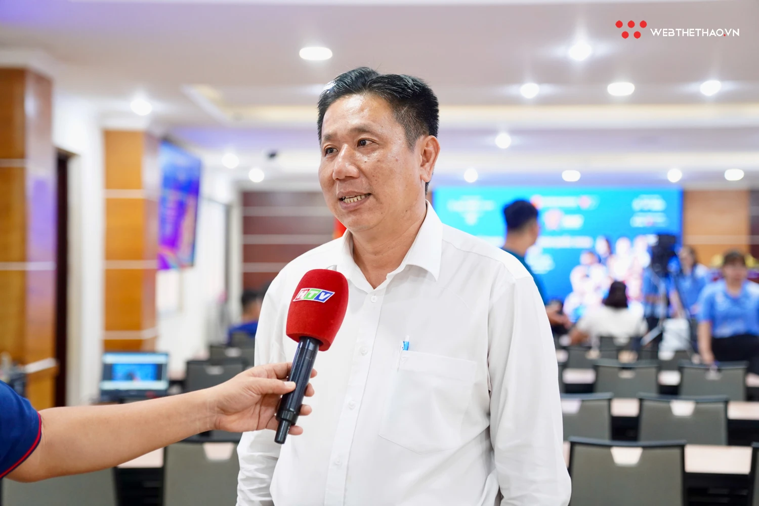 Thạc Sĩ Huỳnh Văn Thịnh - Phó trưởng Phòng Công Tác Sinh Viên Trường Đại Học Bách Khoa - Đại học Quốc Gia TP.HCM trả lời phỏng vấn của báo chí. Ảnh: Việt Long