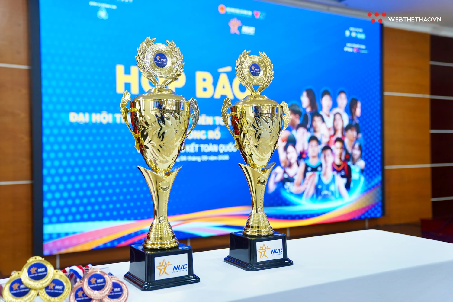 Hai chiếc cúp vô địch sẽ được tranh đoạt giữa 14 đội bóng bao gồm 8 đội bóng nam và 6 đội bóng nữ xuất sắc nhất. Ảnh: Việt Long