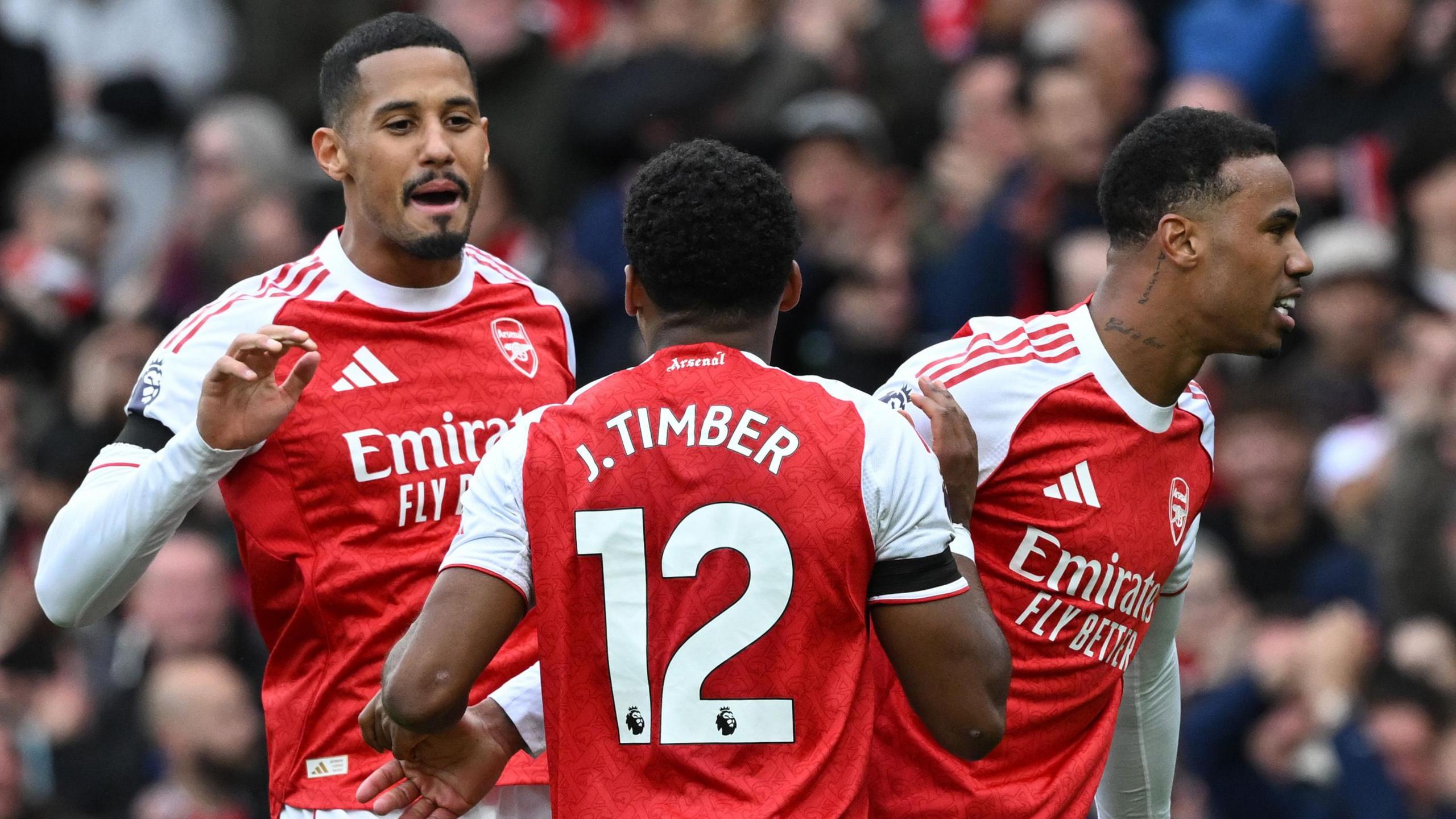 Hàng thủ Arsenal dù vắng Saliba vẫn rất chắc chắn và hiệu quả cao (Ảnh: BBC)