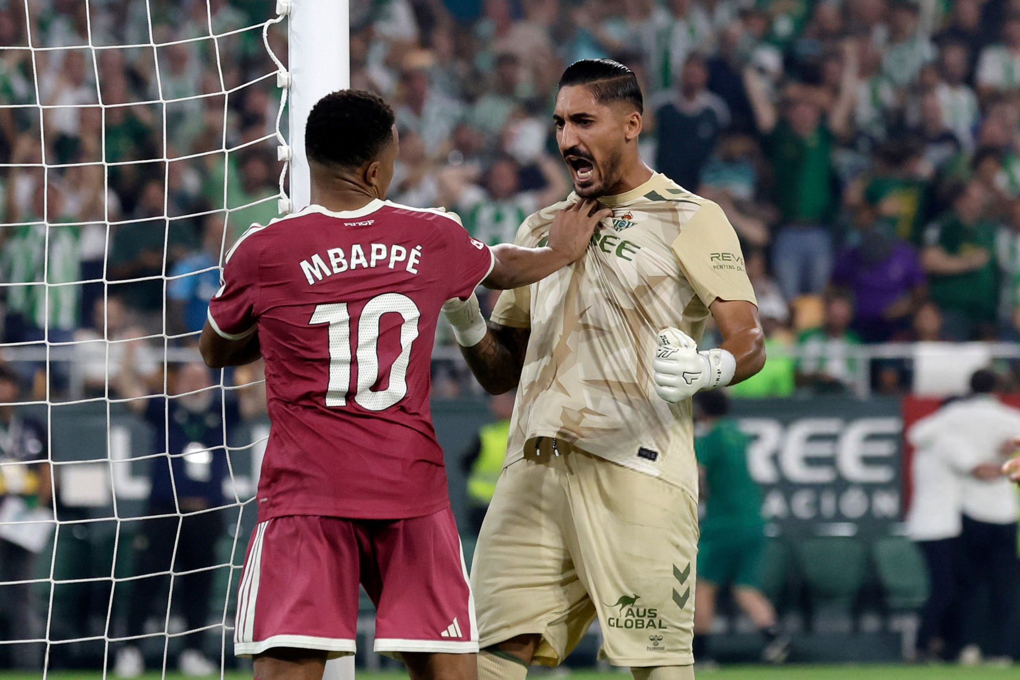 Mbappe không thắng được thủ môn Betis trên chấm 11m (Ảnh: Marca)