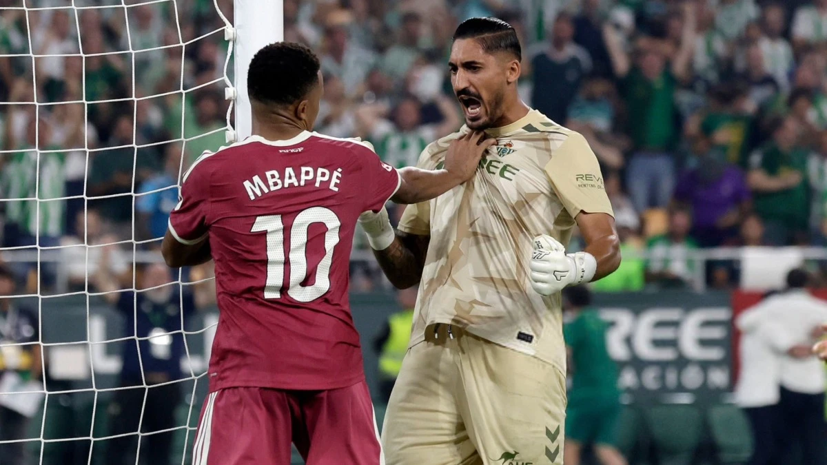 Vì sao quả phạt đền ở phút 90+4 của Mbappe không được đá lại?