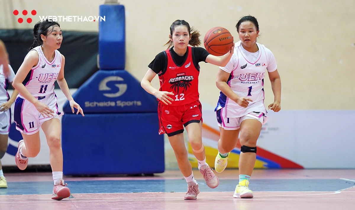 RMIT sẽ lần thứ ba chạm trán Đại học Kinh Tế TP.HCM (áo trắng) trong chưa đầy 1 tháng. Ảnh: Việt Long
