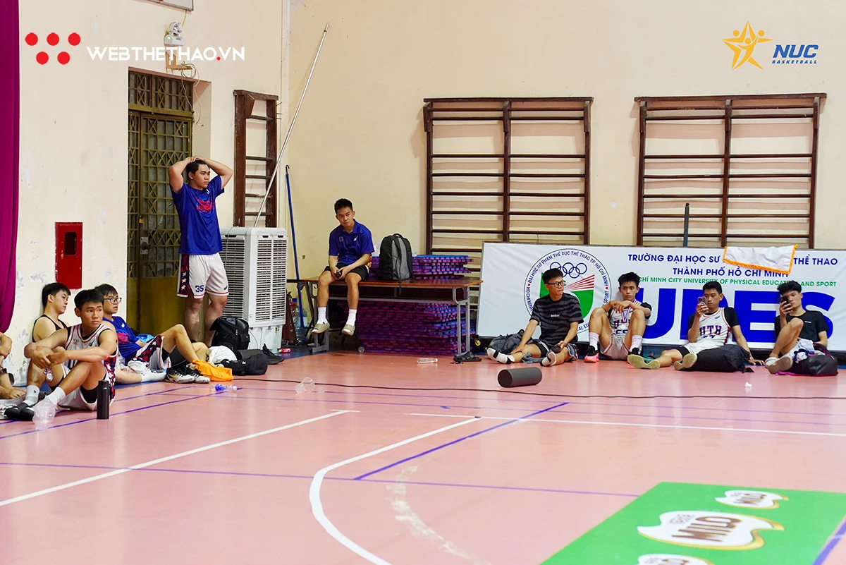 HLV Kenny Bùi cùng dàn cầu thủ Trường Đại học Giao thông Vận tải TP.HCM thất thần sau trận thua chung kết vòng loại KV miền Nam. Ảnh: Việt Long