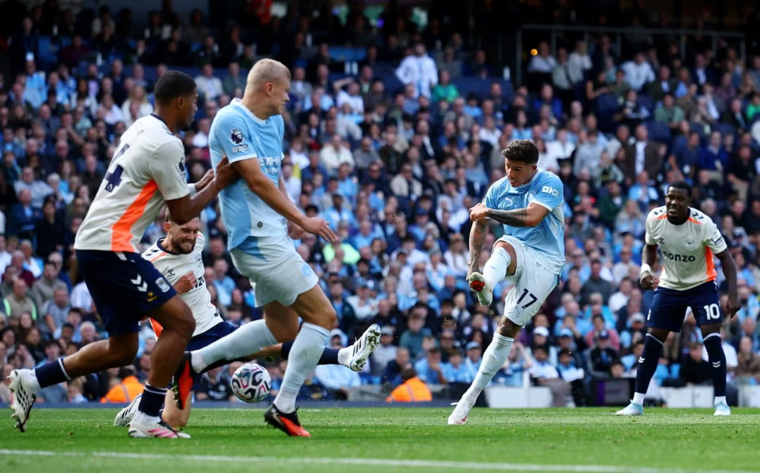 Enzo Fernandez tham gia vào bàn thắng của Haaland cho Man City (Ảnh: Reuters)