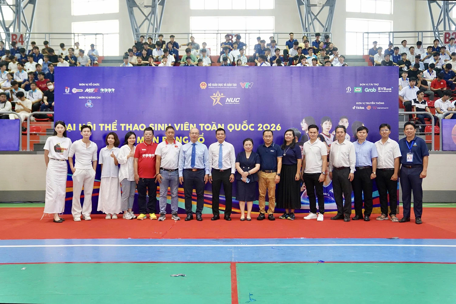 Đại diện BVBank chụp ảnh cùng đại diện ban tổ chức và các nhà tài trợ tại lễ khai mạc vòng chung kết toàn quốc NUC Basketball 2026