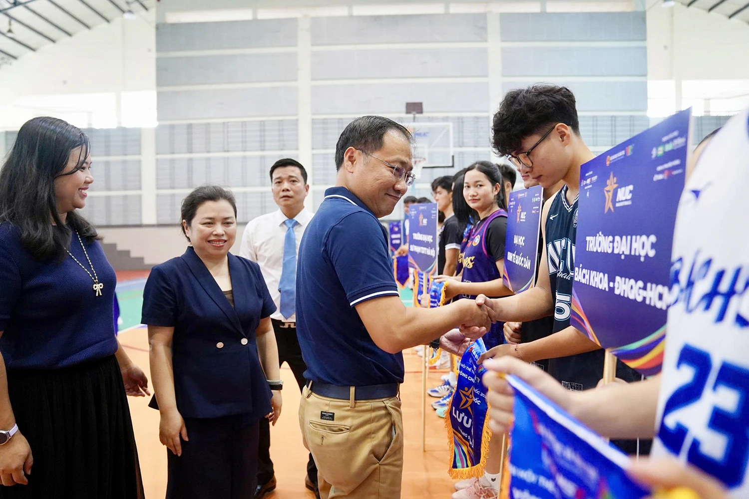 Ông Dư Chí Linh, Giám đốc BVBank Bình Dương trao cờ lưu niệm và động viên các đội tham dự vòng Chung kết toàn quốc NUC Basketball 2026.