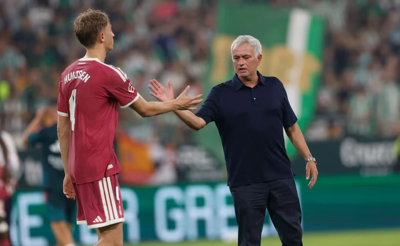 Huijsen là một lựa chọn khác cho Mourinho ở hàng tiền vệ (Ảnh: AS)